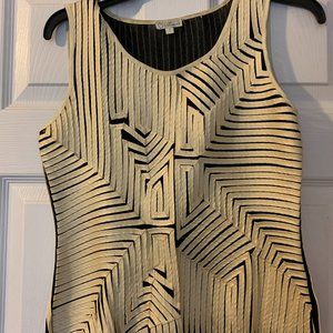 Artsy Osstinee top with geometric pattern.